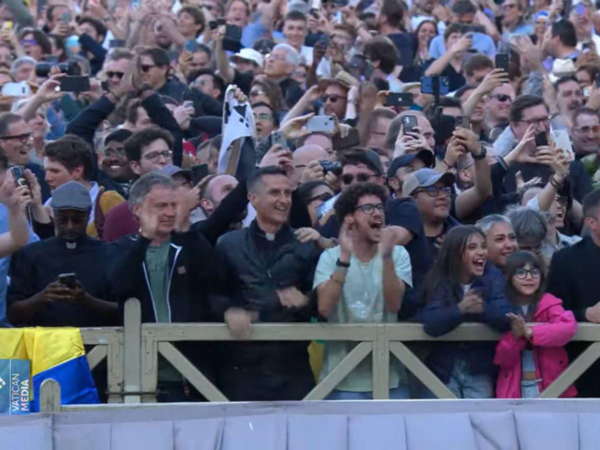 ¡Habemus Papam! Así se celebró en la plaza de San Pedro el anuncio del nuevo papa