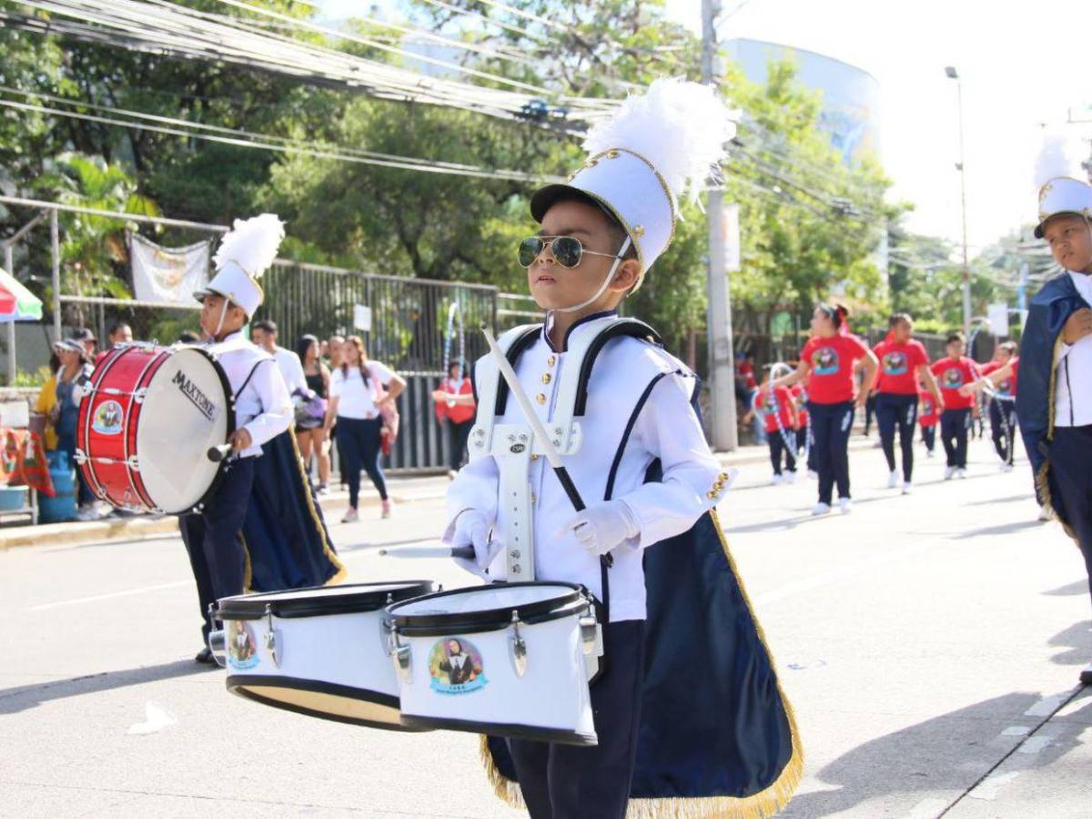Centros educativos celebraron independencia con música y baile en los desfiles por toda Honduras