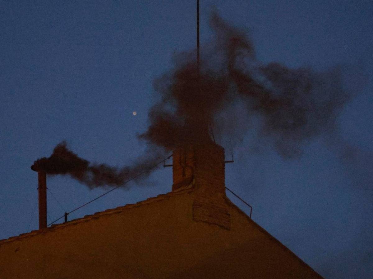 Imágenes impactantes del primer día del cónclave: cansancio, expectativa y fumata negra