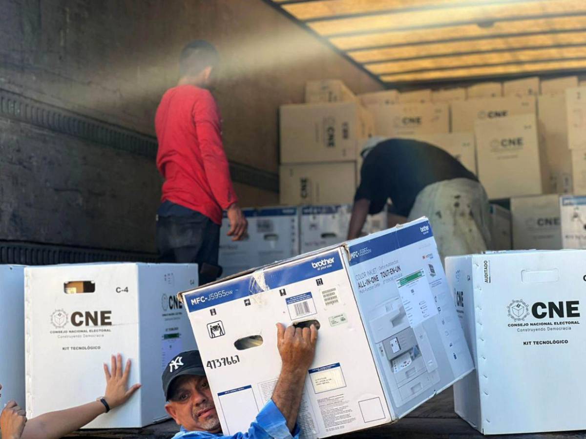 Continúa la distribución de material electoral en los diferentes centros de Cortés