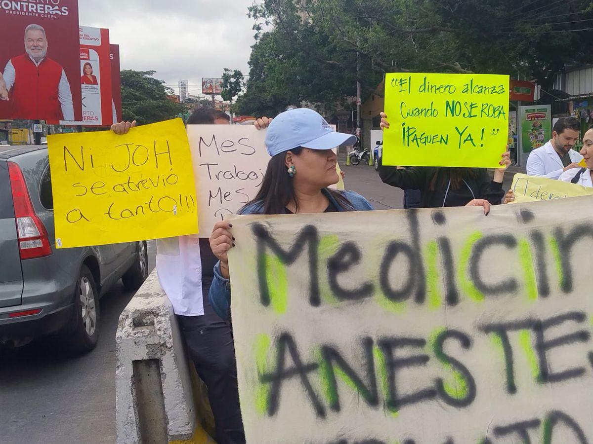 “Ni JOH se atrevió a tanto”: médicos en protestas por falta de pagos envían fuertes mensajes