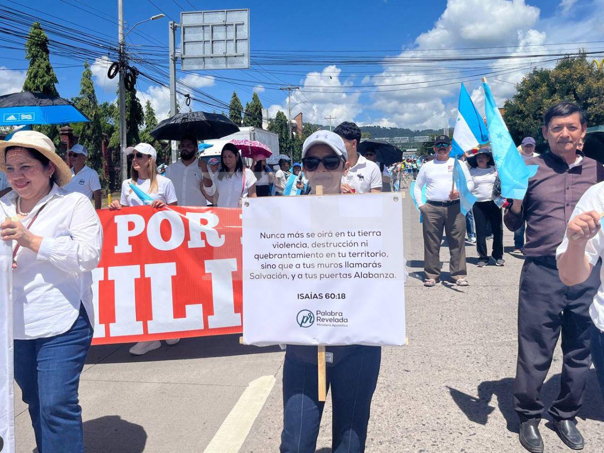 Sin banderas políticas: versículos y enormes pancartas, en la caminata de iglesias en Tegucigalpa