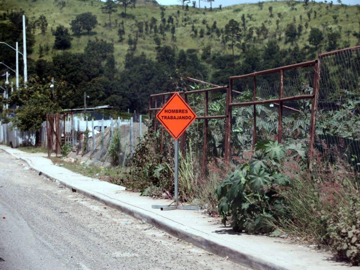 Entre baches y polvo: el lento avance de la carretera hacia Olancho
