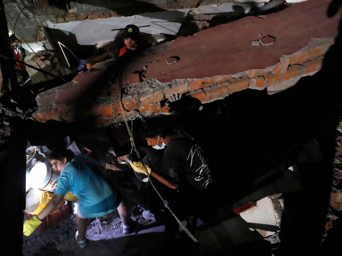 En fotos: Las primeras luces del día revelan la magnitud del terremoto en Colombia