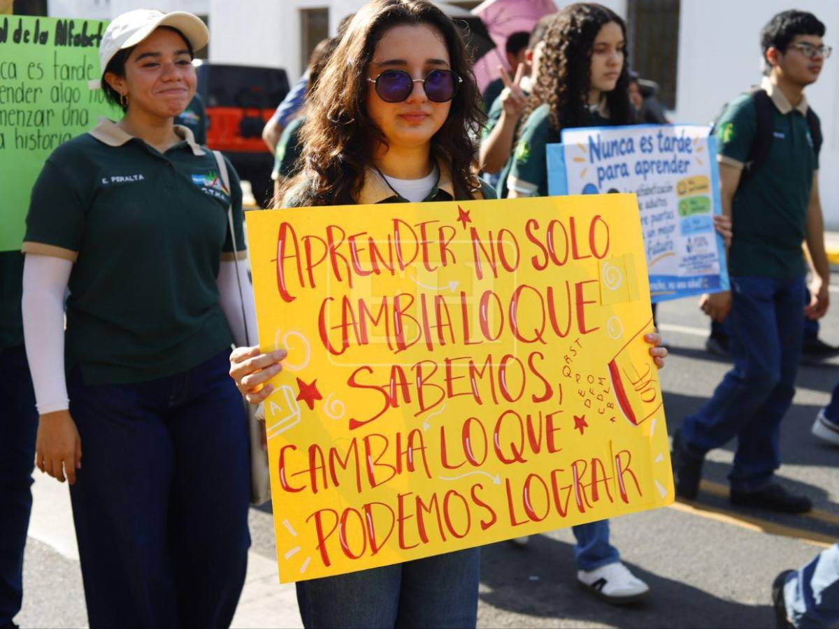 Con bandas y pancartas, estudiantes desfilan en SPS por el Día de la Alfabetización