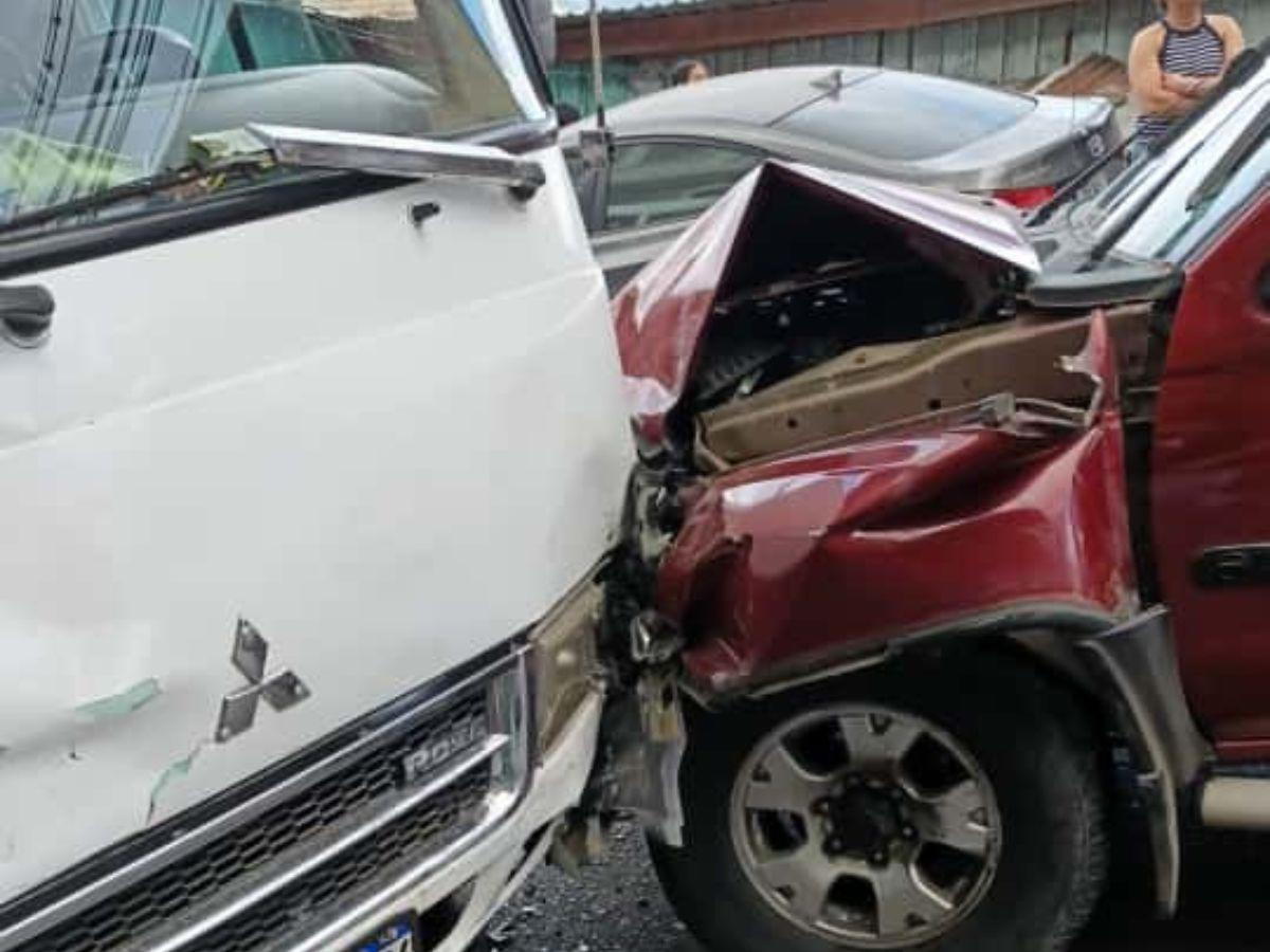 Tras “provocar” múltiple colisión, conductor intentó huir y murió al caer por unas gradas