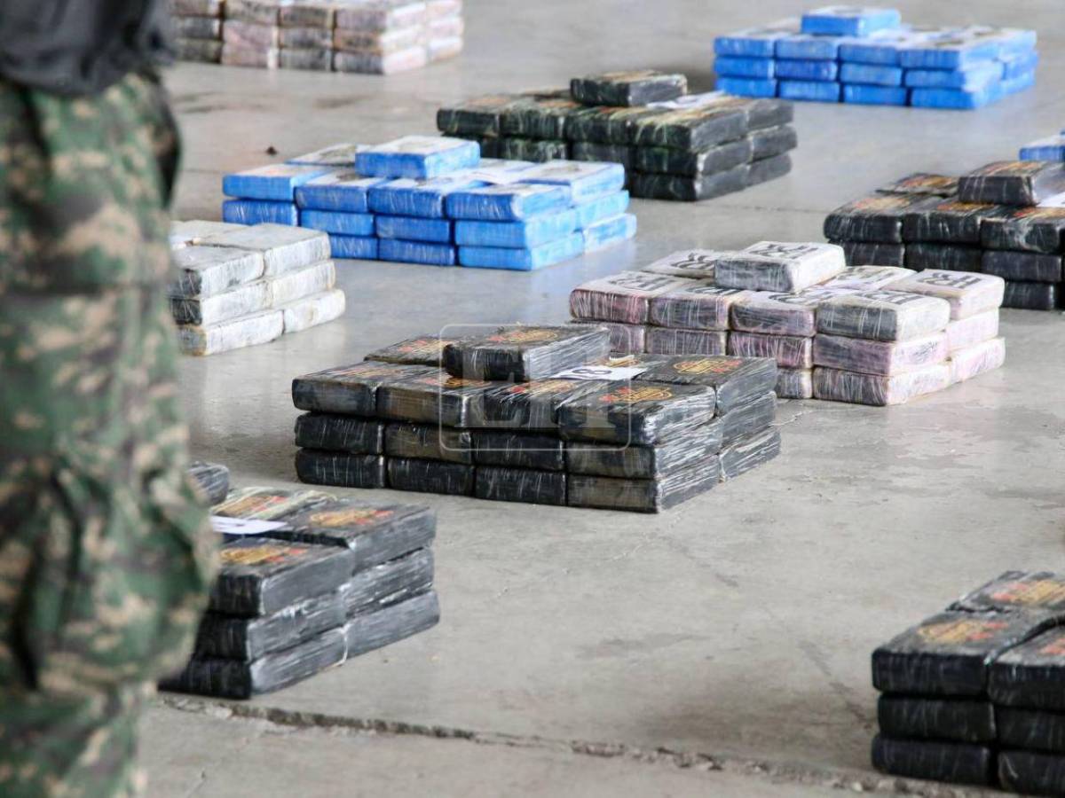 Así trasladaron a los cinco detenidos con 899 kilos de cocaína tras operación en Gracias a Dios