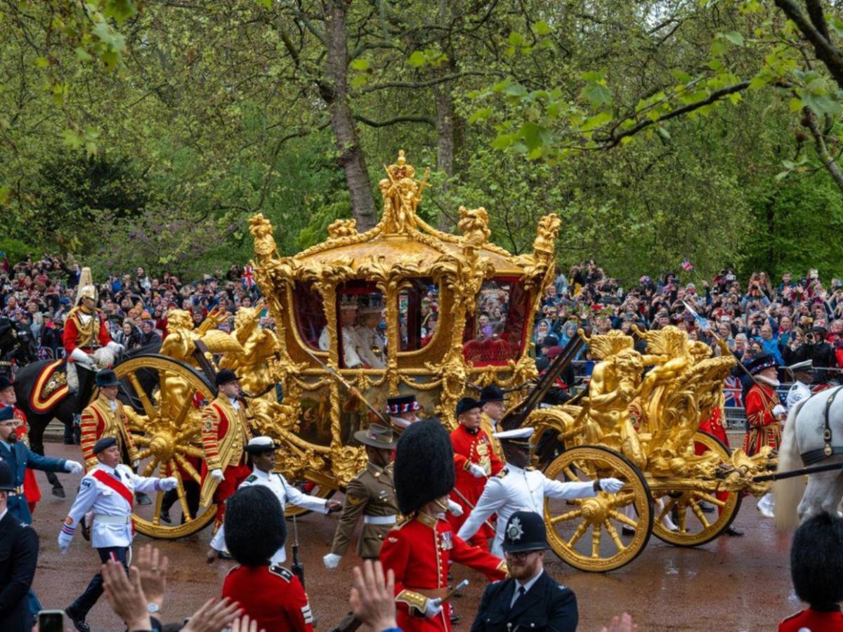 Lectura de labios revela el mordaz comentario de Harry durante coronación del rey Carlos III