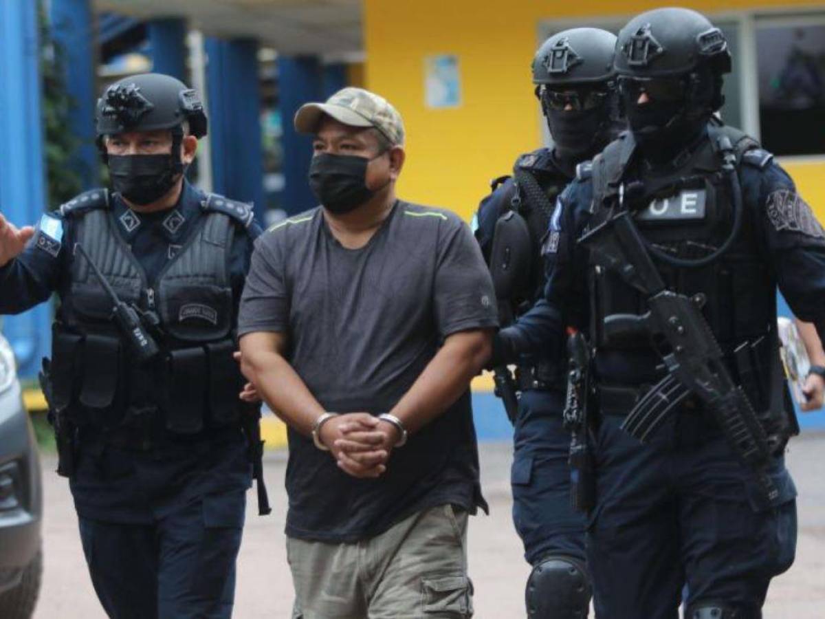 Así fue llevado a la Dirección de Fuerzas Especiales el hondureño, tras su captura el 24 de junio de 2022.