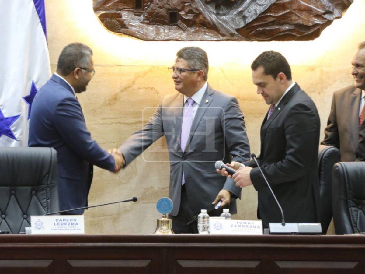 Así se presentó Edgardo Casaña al CN luego de aprobar un código de vestimenta a diputados