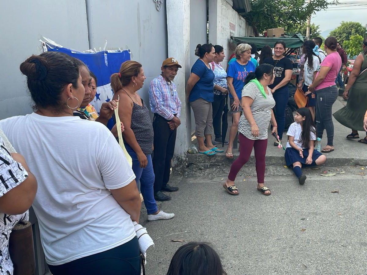 El centro básico Lila Luz de Maradiaga en la zona norte fue tomado por padres de familia, quienes exigían a las autoridades que les asignaran dos profesores.