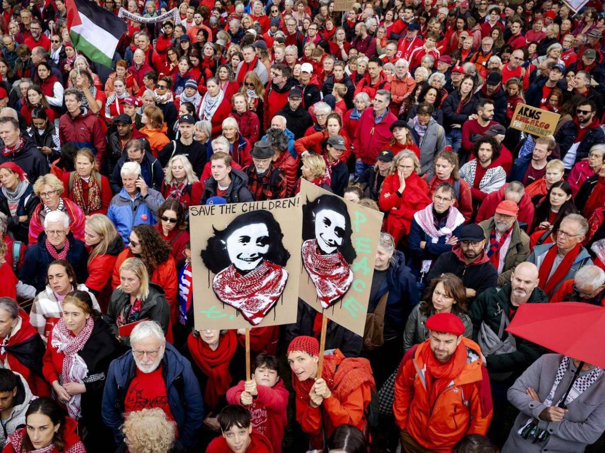 250 mil personas llenan las calles de rojo en Ámsterdam para exigir medidas contra Israel