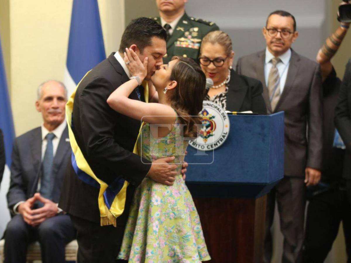 De la mano de su esposa, así recibió la banda municipal Juan Diego Zelaya