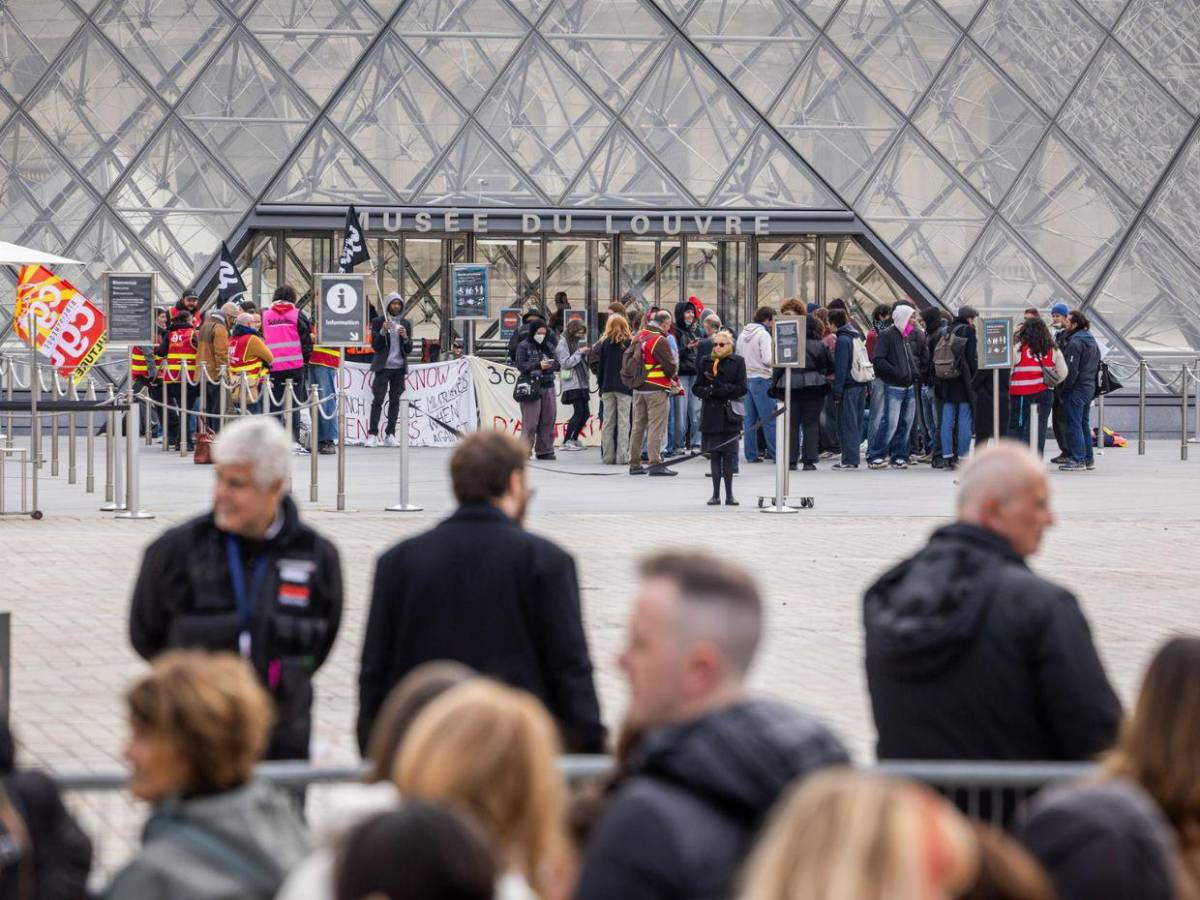 Estudiantes bloquean el acceso al Louvre en apoyo a las protestas de los institutos