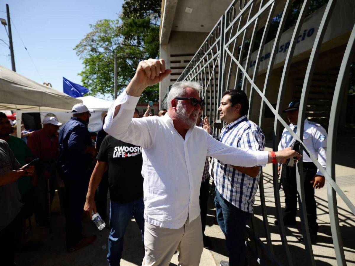 “Libre es una m...”: Roberto Contreras critica retraso en la apertura de urnas en SPS