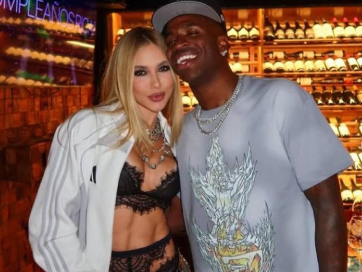 Vinicius con el corazón roto: Así fue captada su exnovia besando a otro hombre y revelan quién es