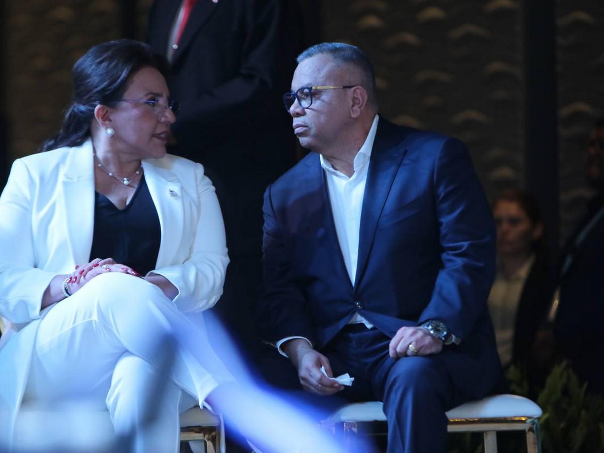 Previo a pronunciar su discurso, Eduardo Maldonado sostuvo una charla con la presidenta Xiomara Castro.