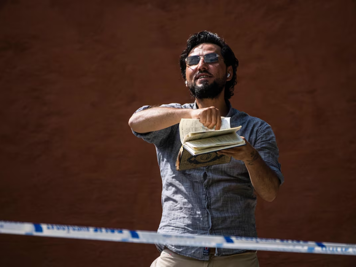 Hombre quema páginas del Corán ante mezquita en Estocolmo