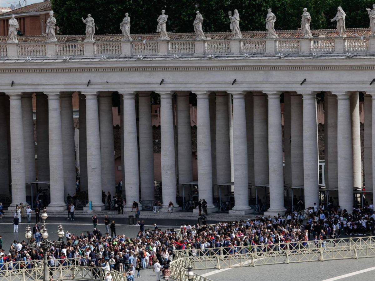 Imágenes de los fieles en el segundo día de cónclave