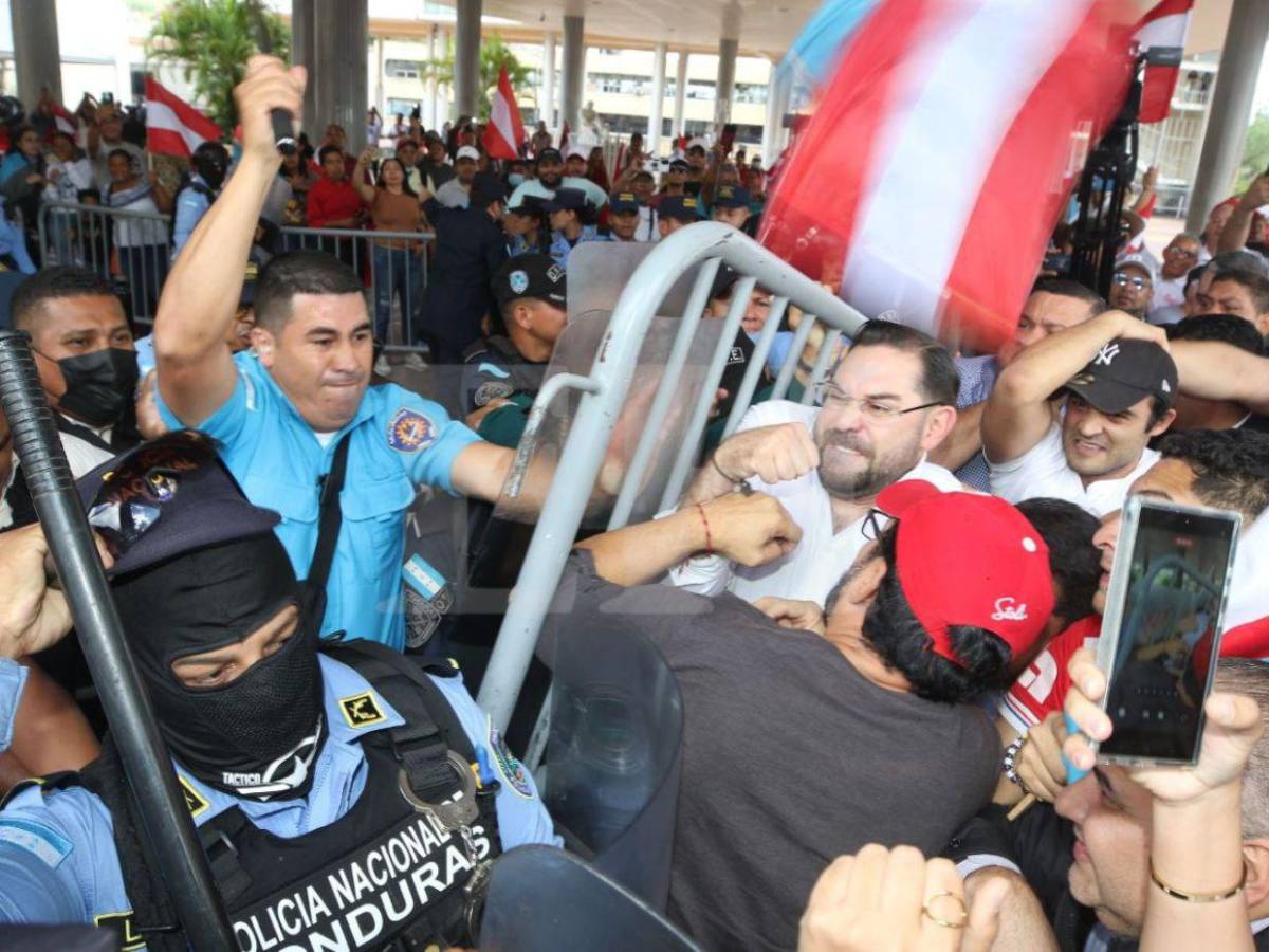 En fotos: así fue la agresión de policías y seguridad privada hacia liberales en el Congreso