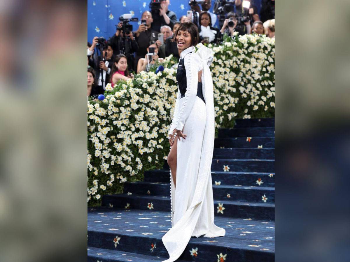 Zoe Saldaña impone estilo en la Met Gala 2025 con diseño bordado y nuevo look