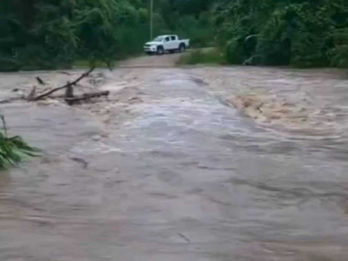 Ya hay ríos desbordados: estos son los departamentos más afectados por la onda tropical en Honduras