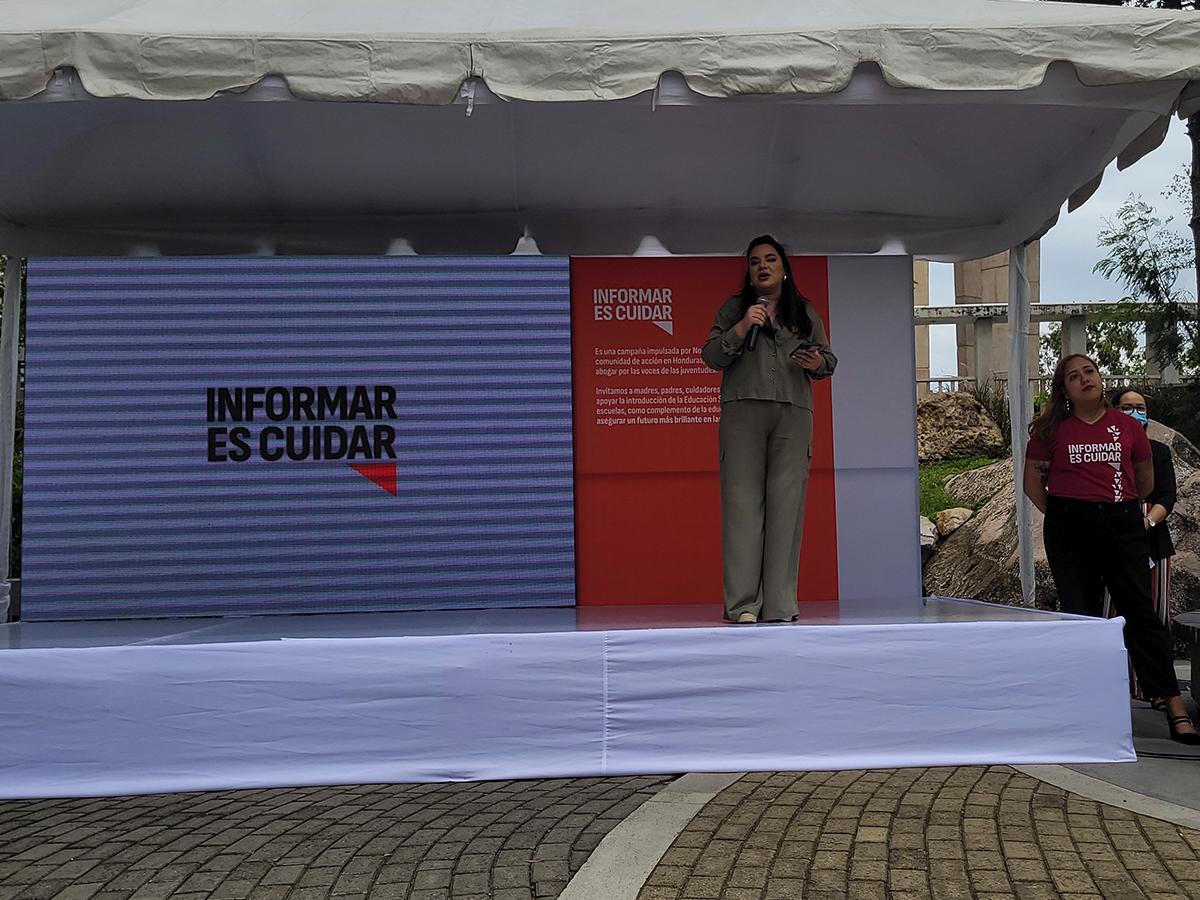 La maestra de ceremonias María José Martínez, dirigió el evento dando a conocer la importancia de la campaña “Informar es Cuidar”.