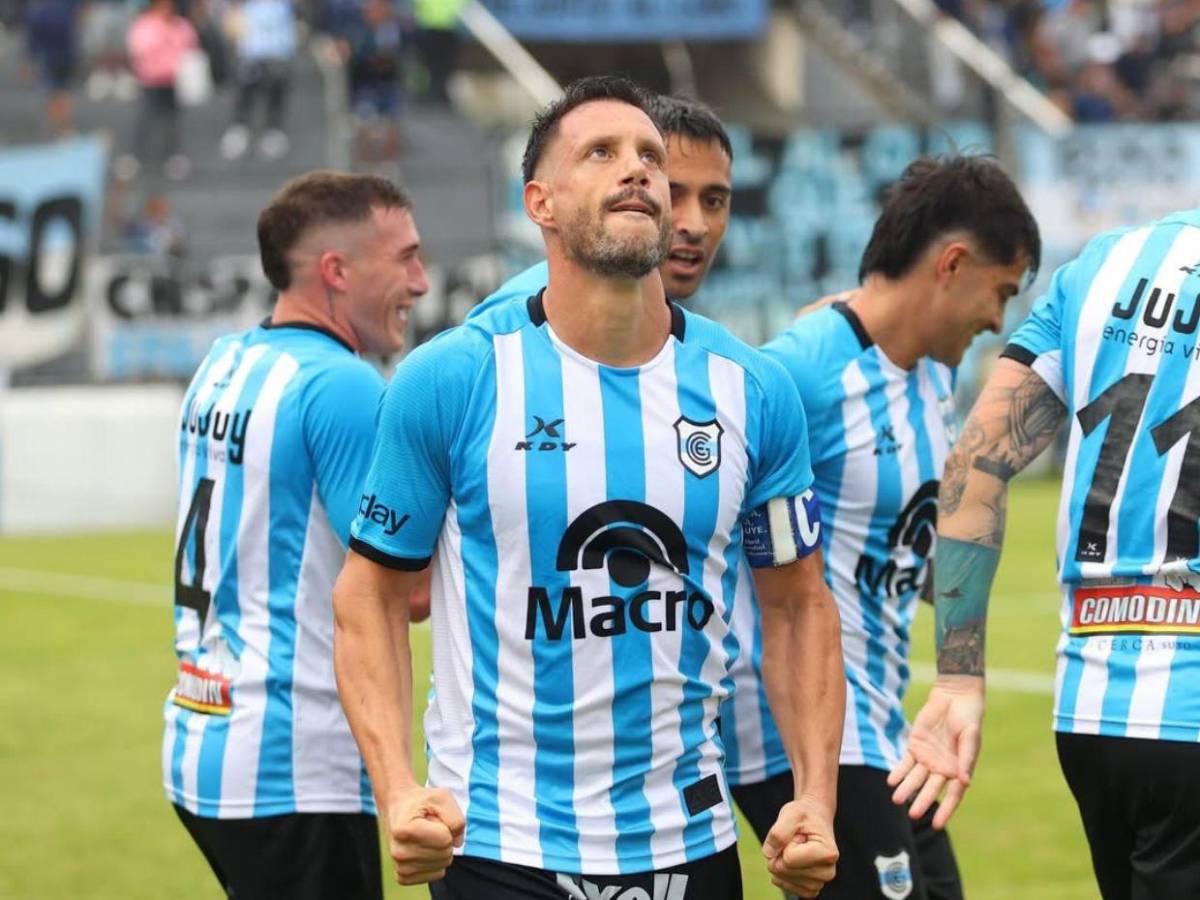 ¡Insólito! Bajan de avión a futbolista por gritar bomba y podría tener consecuencias