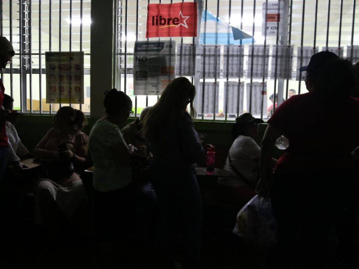 ¡A oscuras y cansados! Miles de hondureños se mantienen en centros de votación que abrieron tarde