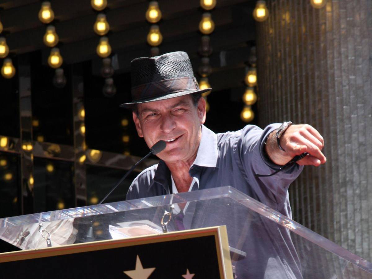 Charlie Sheen admite 47,000 parejas sexuales y revela cómo sus hijos lo rescataron