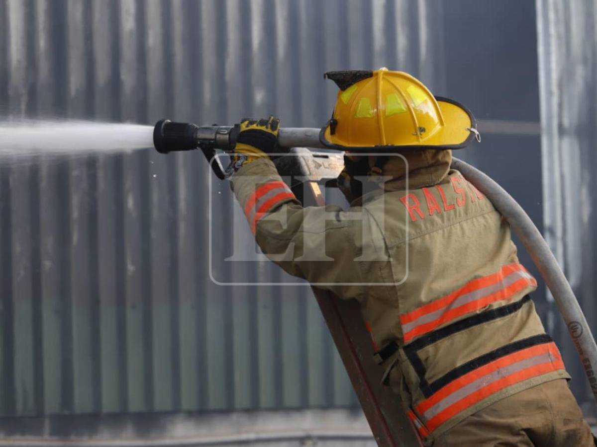 FOTOS: Voraz incendio consume empresa de madera en Choloma; bomberos luchan por apagarlo