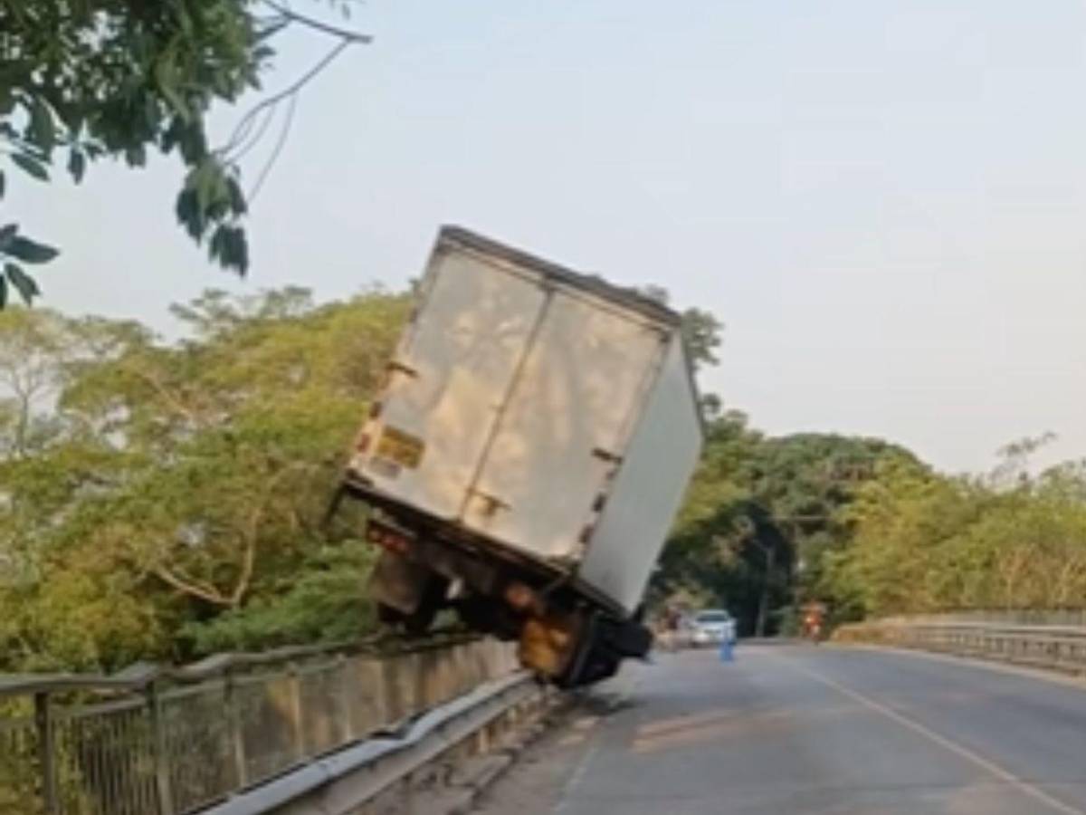 Por esquivar un perro: Camión queda al filo de puente y deja conductor herido en La Ceiba