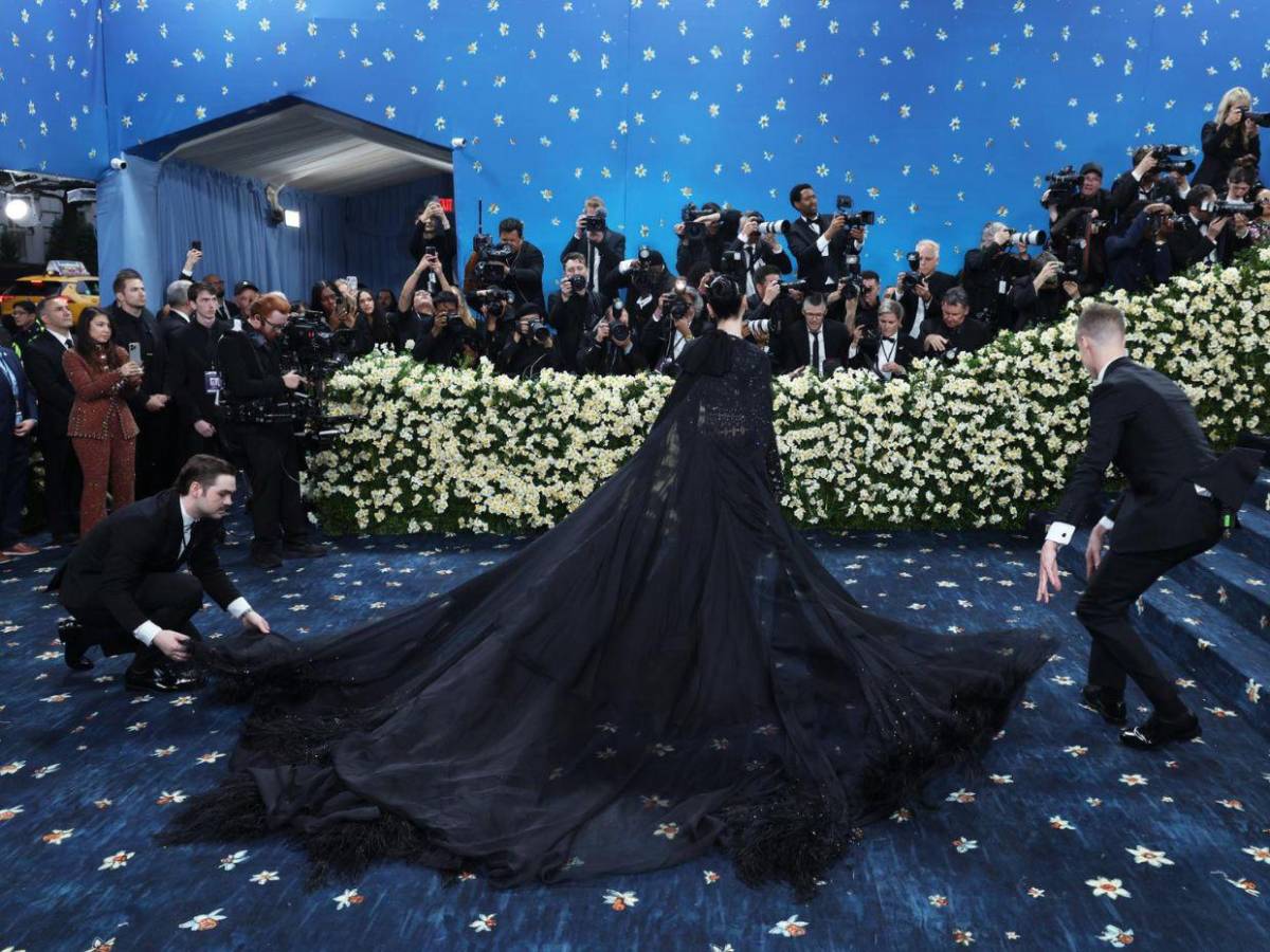 Vestida de negro y con transparencias, así fue el look de Dua Lipa en la Met Gala 2025