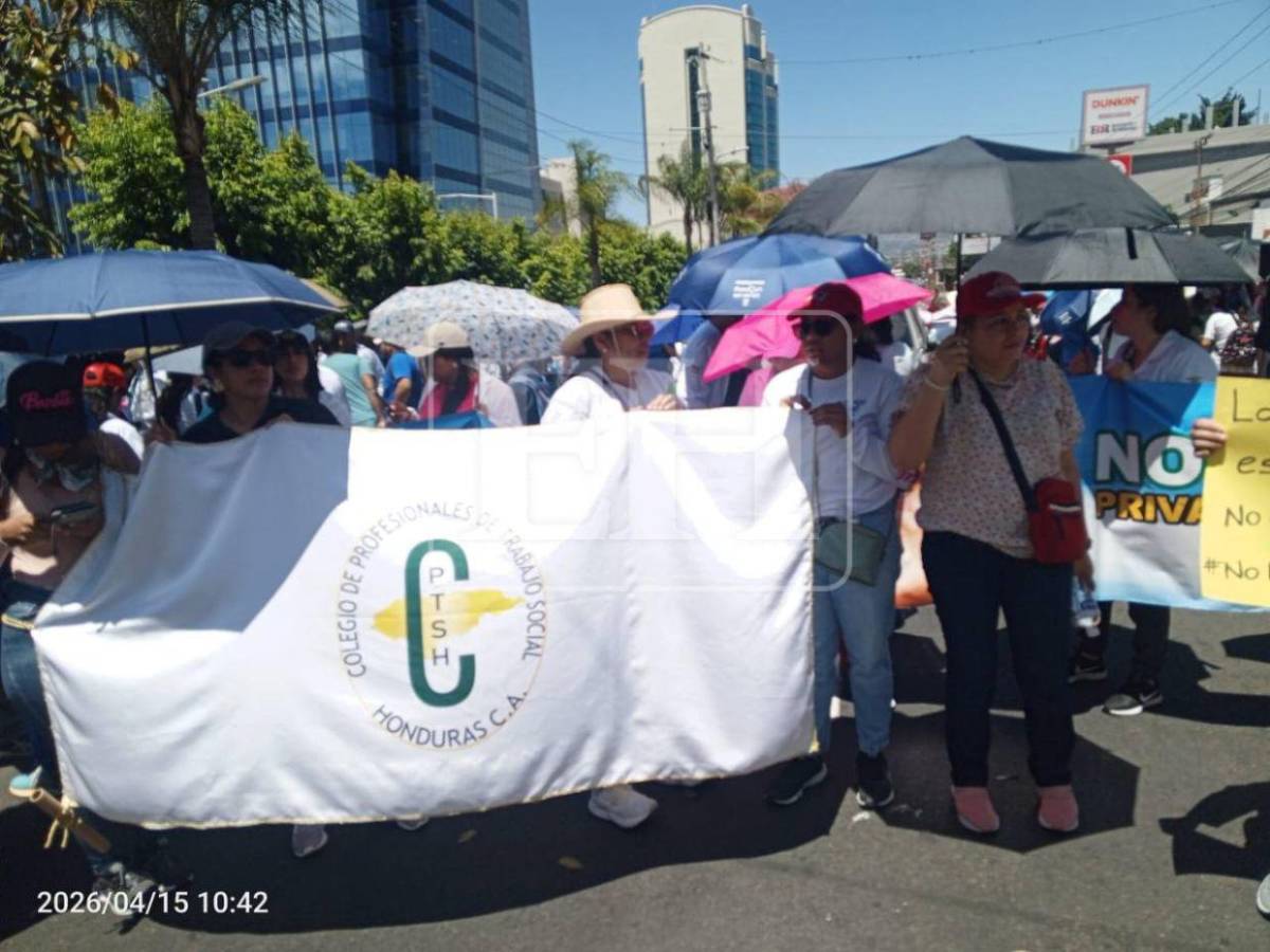Plazas por mérito, no por bandera: médicos protestan frente a casa presidencial