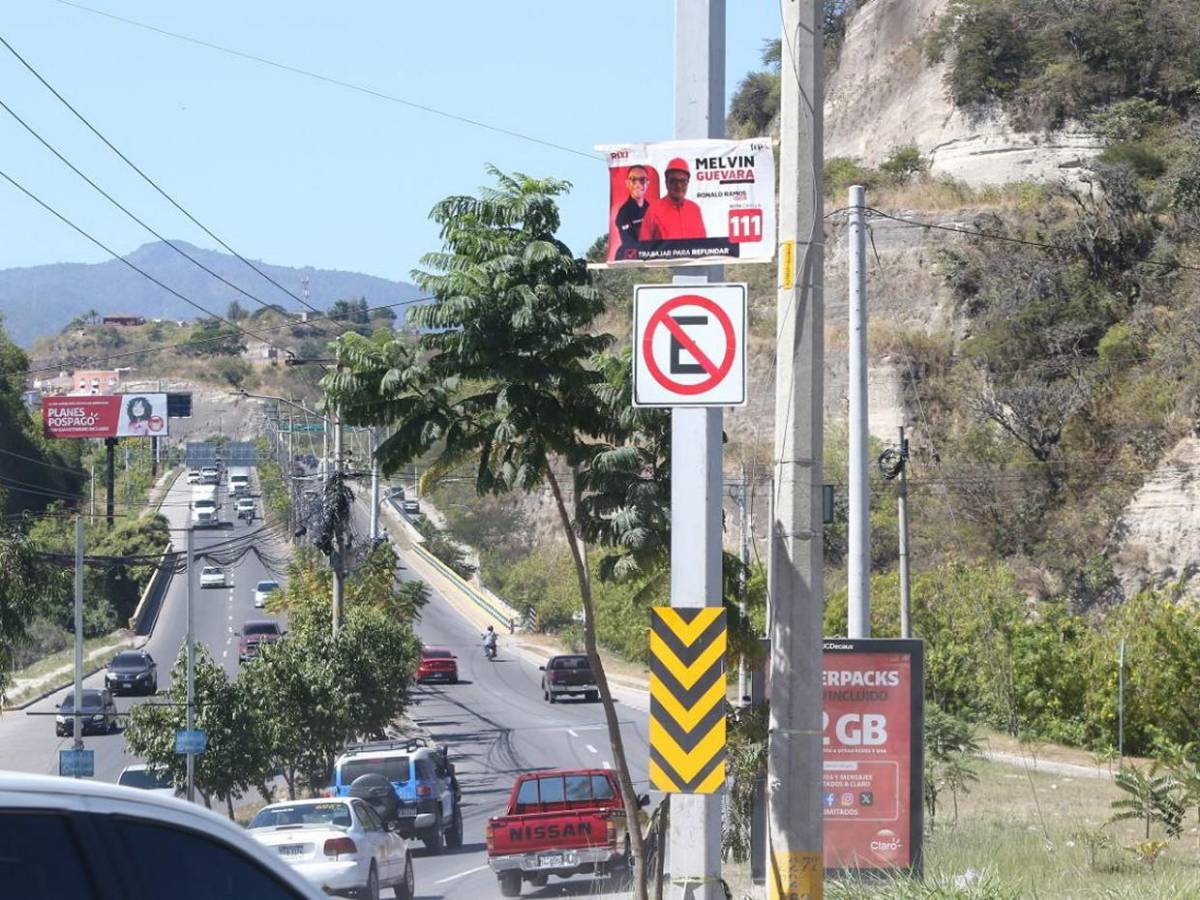 Postes del tendido eléctrico y puentes se convierten en vallas propagandistas