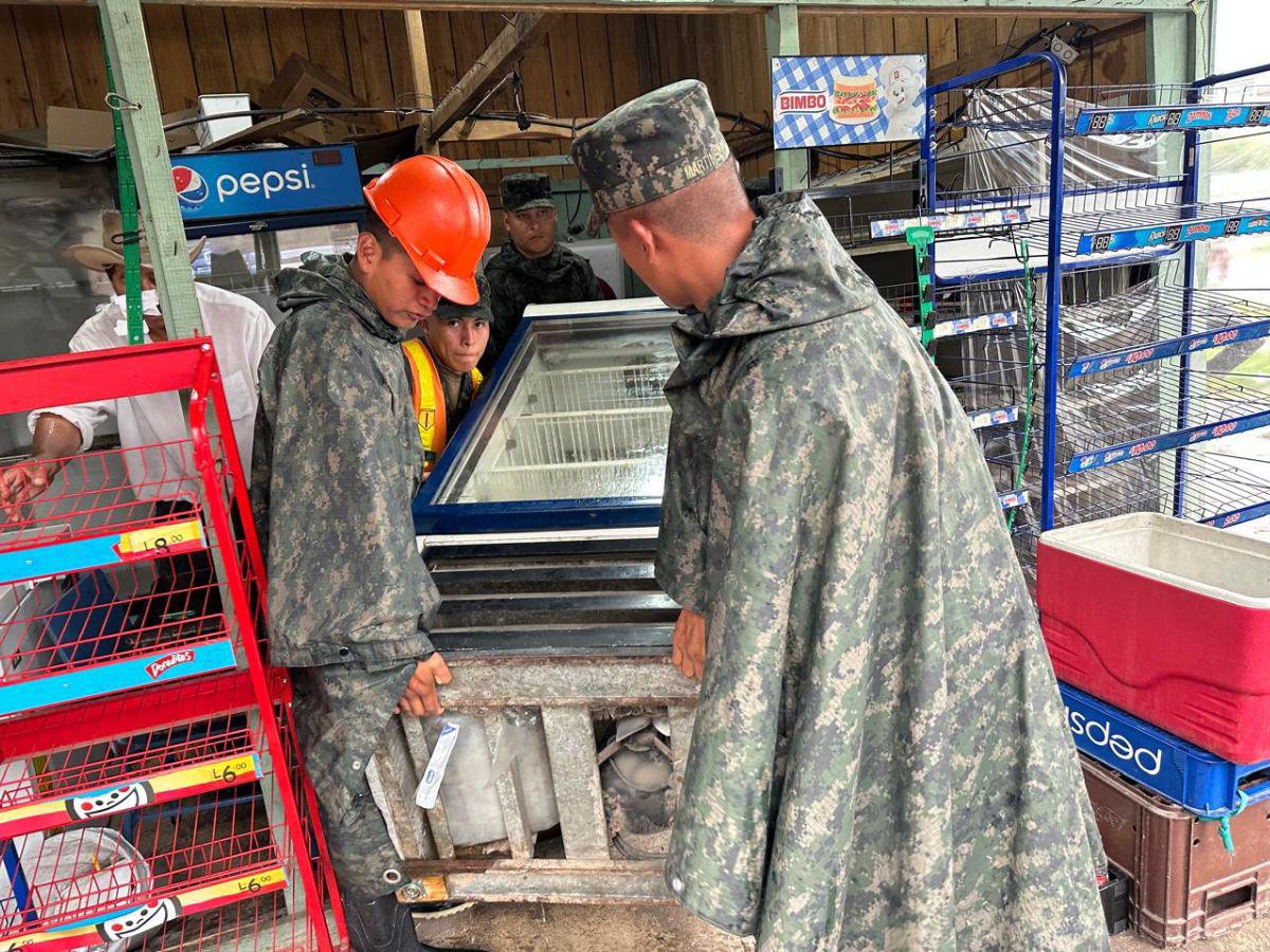 Evacúan a vendedores del mercado Primera Avenida por crecida del río Choluteca
