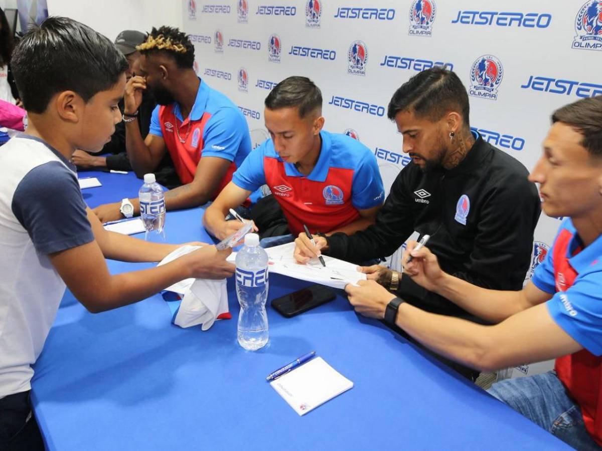 Autógrafos, fotos y trofeos: una tarde inolvidable con el Olimpia