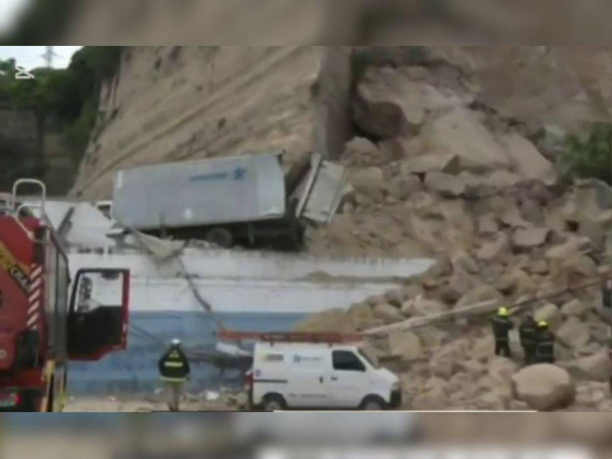 Las primeras imágenes del alud de tierra que destruyó bodegas en el anillo periférico