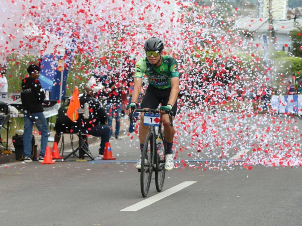 ¡Campeón! Héctor Menéndez es el ganador de la élite masculina en la Vuelta EL HERALDO 2025