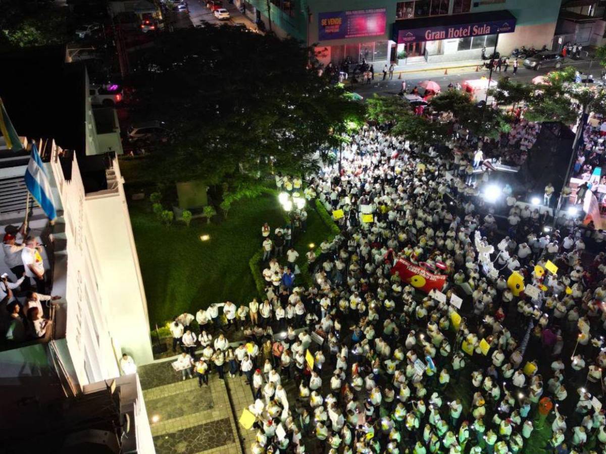 Sampedranos llegan al Palacio Municipal para mostrar su apoyo a Roberto Contreras