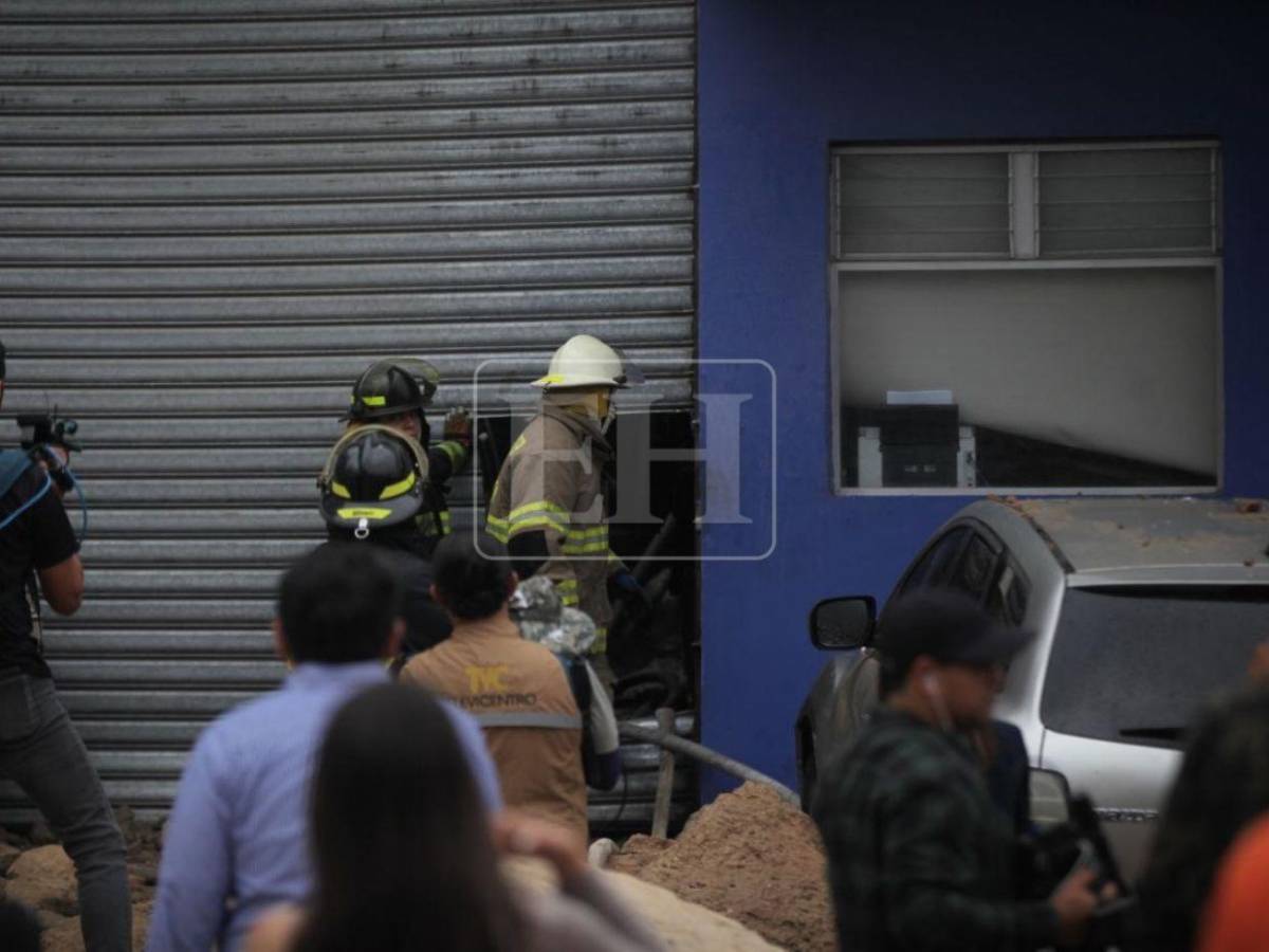 Titánica labor de bomberos, FF AA y policías para rescatar a personas atrapadas en bodegas