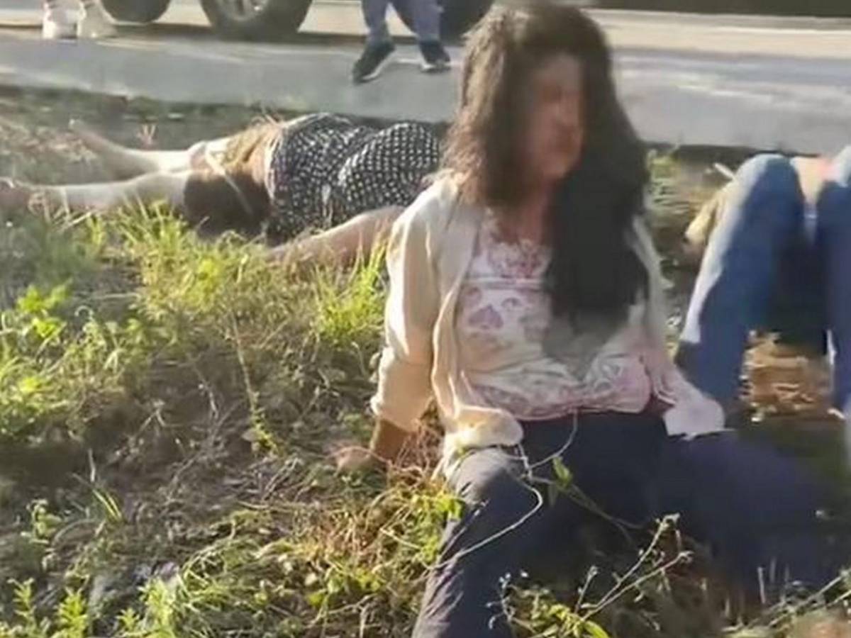 Bus destrozado y heridos tirados en la vía: primeras imágenes del accidente en Ceibita, Quimistán