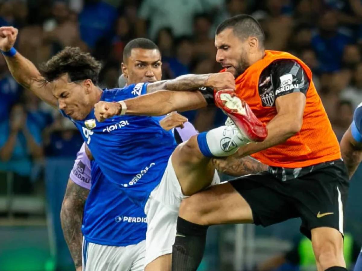 Batalla campal en partido de fútbol deja 23 expulsados: las impactantes imágenes de la pelea