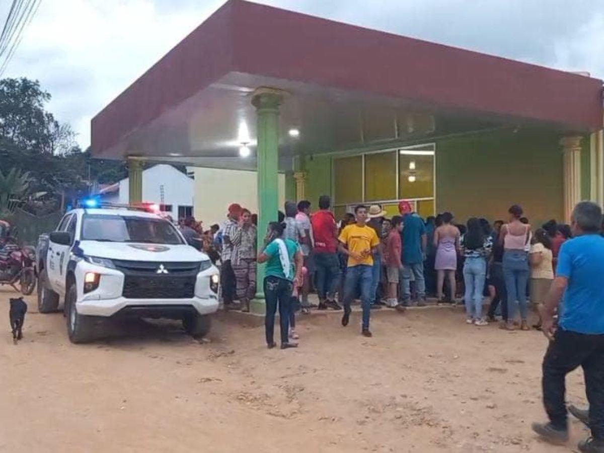Varias personas esperaban consternadas afuera del hospital a donde fue llevado Teruel.