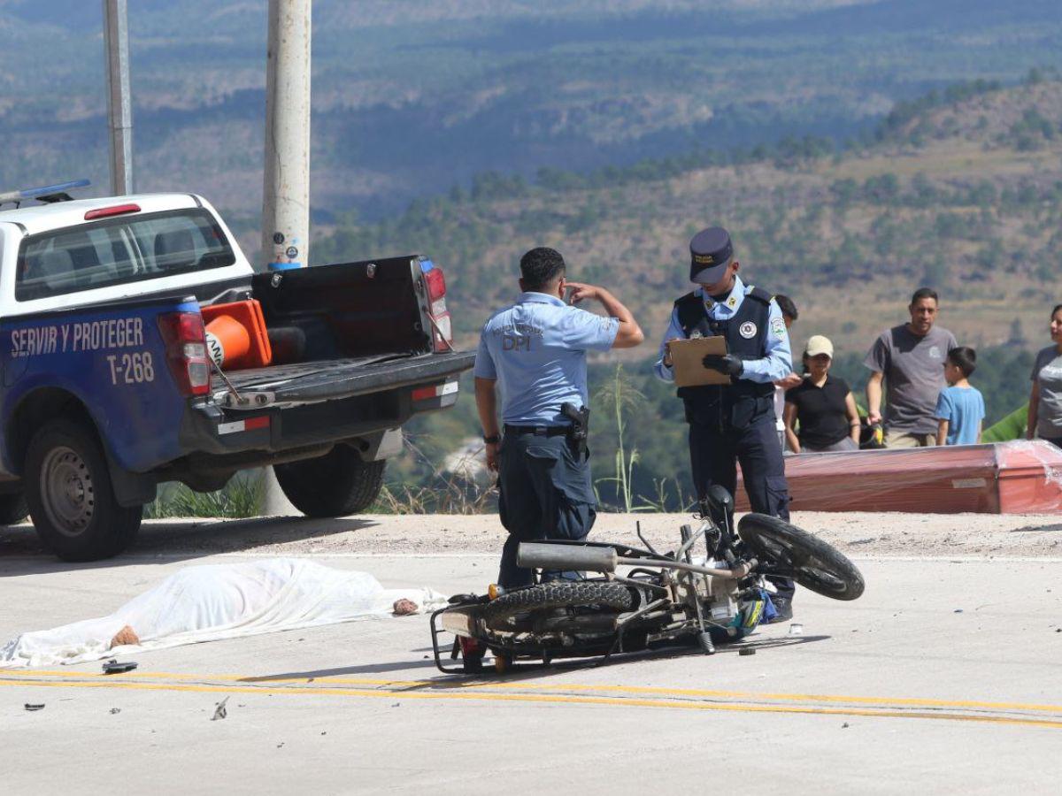 Imágenes del accidente de cuatro motocicletas que dejó un muerto en carretera a El Paraíso