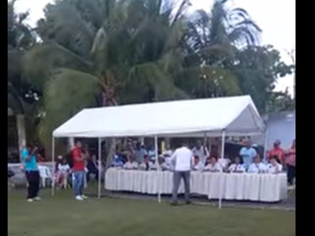 Así se acercó Castellanos a tirar el dinero sobre la mesa principal.