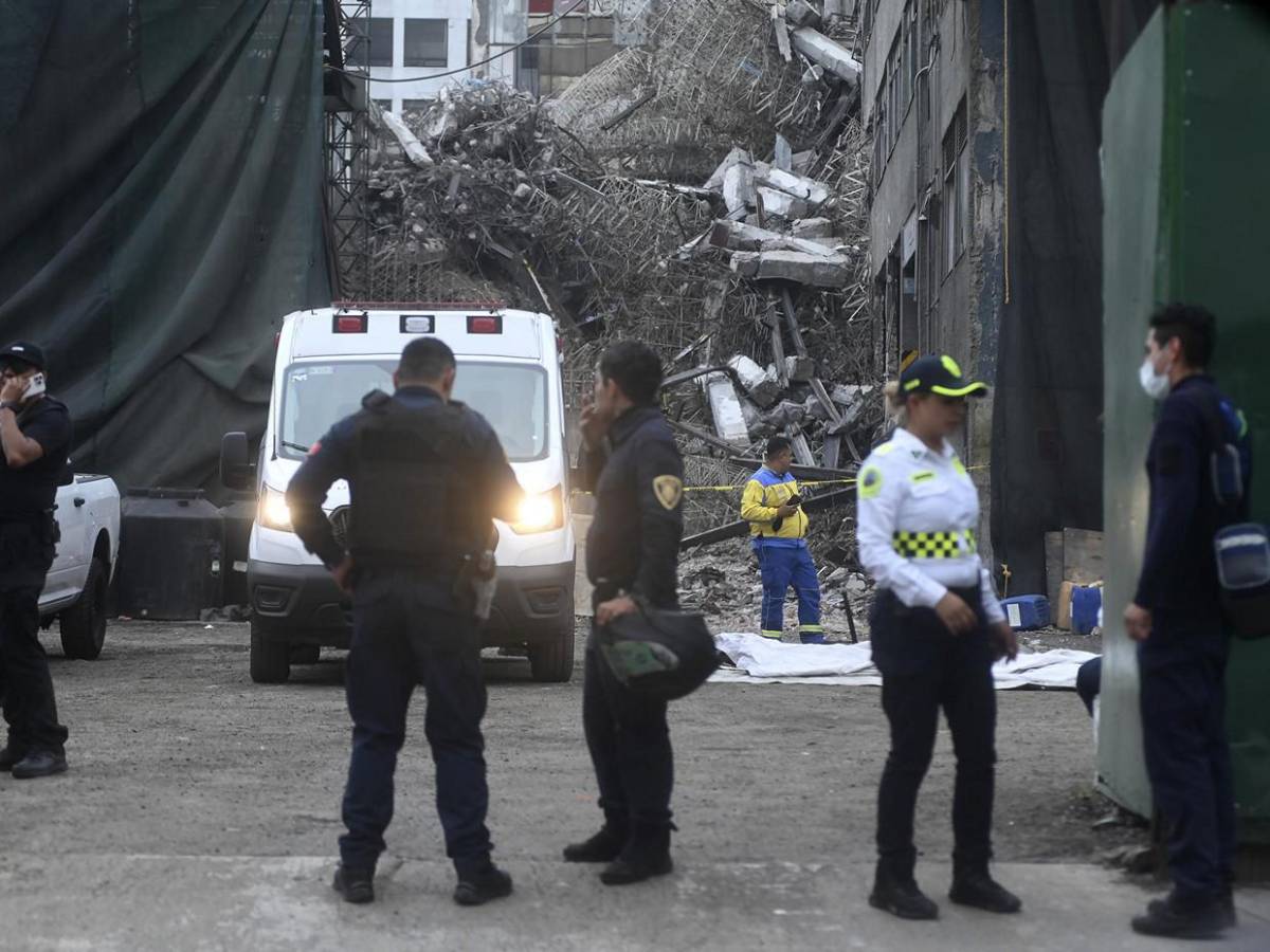 Destrozos tras colapso de edificio en centro de México; hay tres personas atrapadas