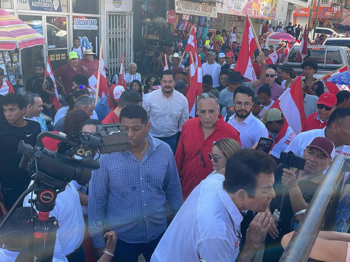 Salvador Nasralla realiza caminata en Yoro para fortalecer su candidatura