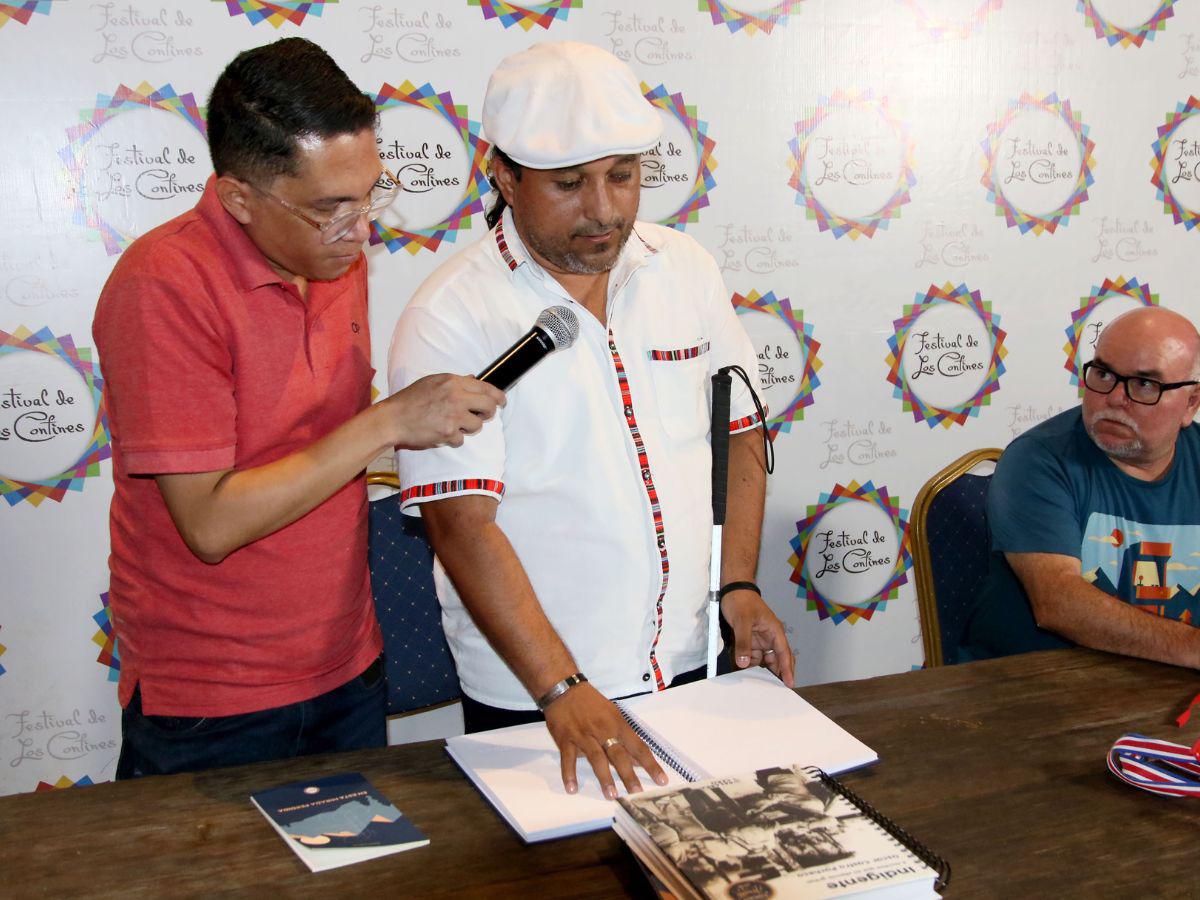 Los poetas Armando Maldonado (Honduras) y Óscar Castro (Costa Rica) acompañaron a Salinas durante su participación. Conmovido, el autor hizo la lectura de su escrito en braille.