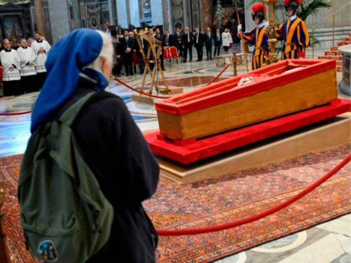 ¿Quién es la monja amiga del papa Francisco que lloró frente a su ataúd?